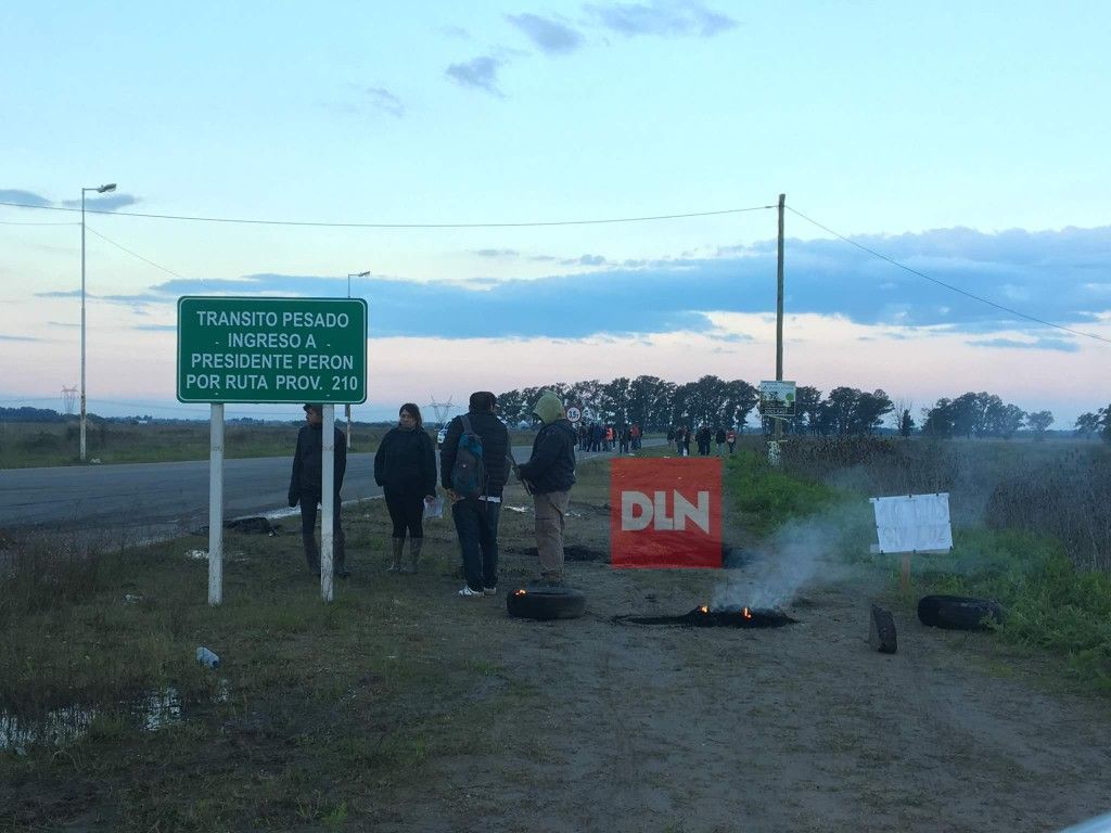 Guernica: Vecinos cortan ruta 16 y Avenida Néstor Kirchner por falta de luz 4