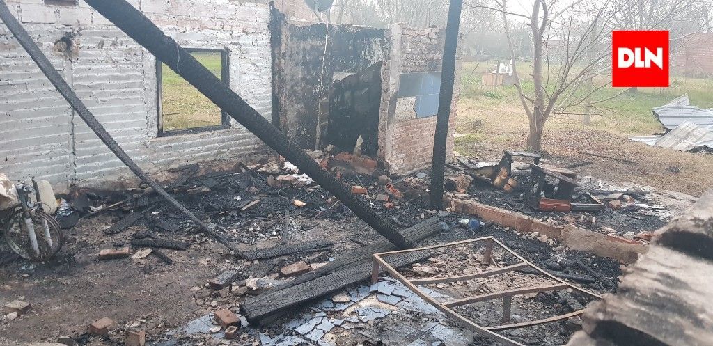 DOMSELAAR: Terrible incendio dejó a una familia en la calle. Llamado a la solidaridad 4