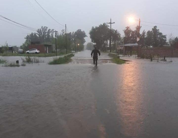 BRANDSEN: Inundaciones, voladuras de techos, caída de árboles y evacuados 24