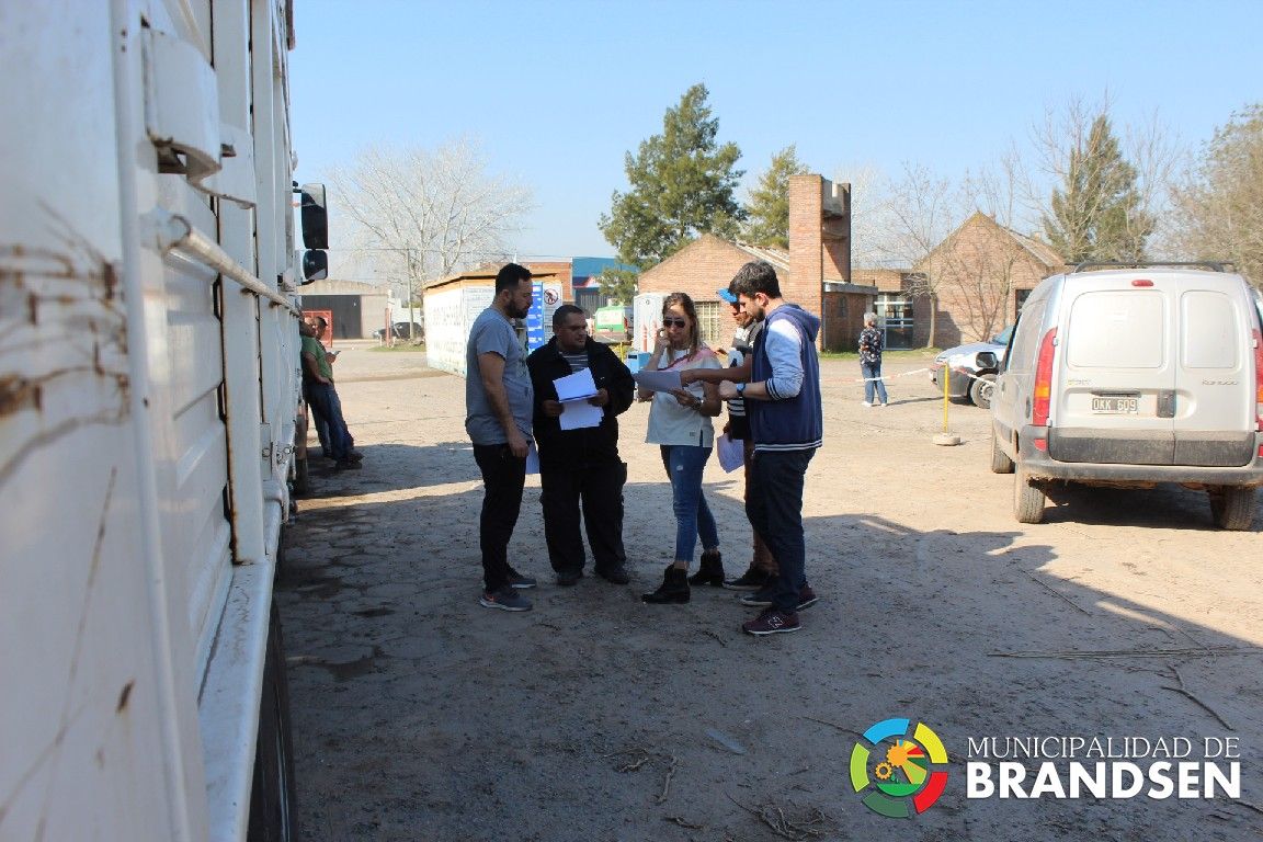 BRANDSEN: Llegaron cinco camiones de materiales de desarrollo Social Nación 4