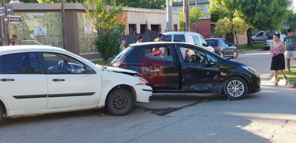 BRANDSEN: Accidente entre dos vehículos en el centro de la ciudad 6