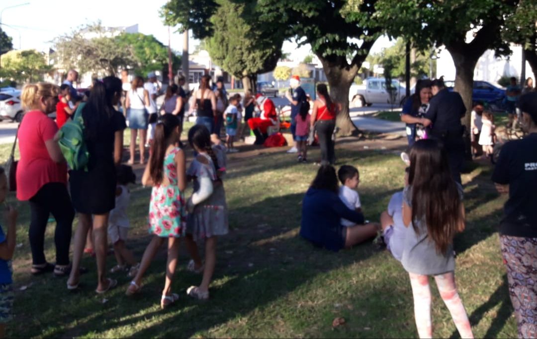 BRANDSEN: La comisaría de la mujer y la familia, junto a Papá Noel en la Plaza Principal 7