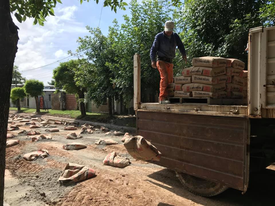MONTE: Tras las lluvias, retomaron las obras de asfaltado en calle Azara 6