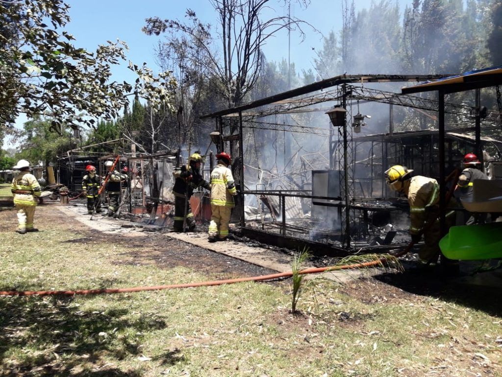 LOBOS: Feroz incendio destruyó por completo 5 casillas 7