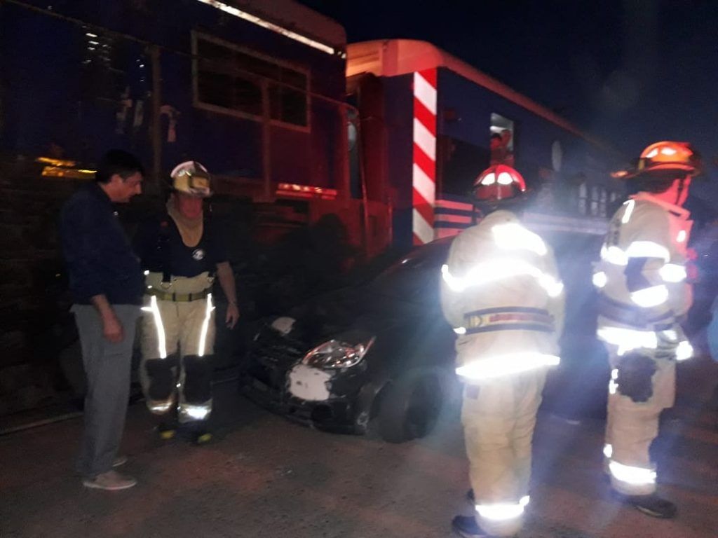 LOBOS: Otra vez un auto colisionó con un tren 4