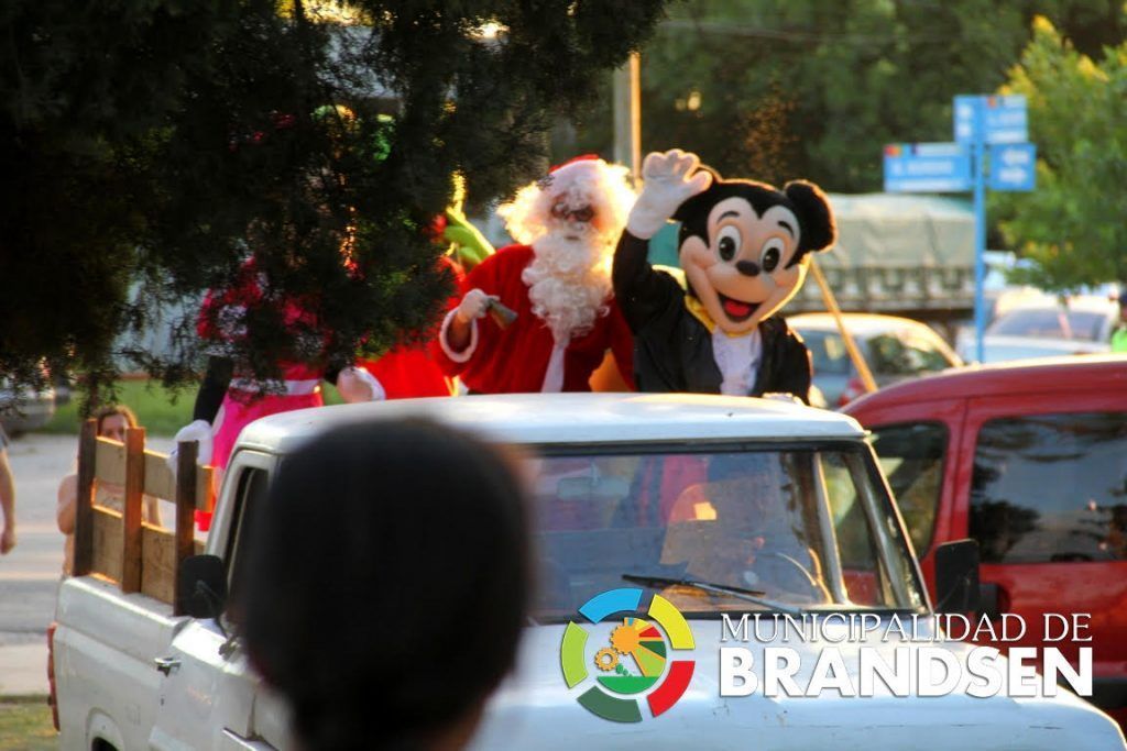 BRANDSEN: Se llevó a cabo la Feria de Navidad 16