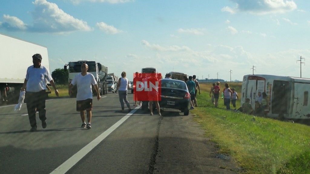 RUTA 3: Volcó un micro con pasajeros que circulaba en dirección Monte - Las Flores 6