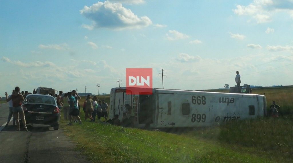 RUTA 3: Volcó un micro con pasajeros que circulaba en dirección Monte - Las Flores 7