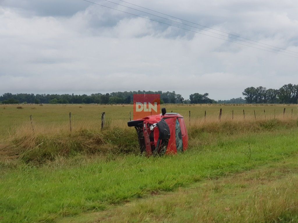 BRANDSEN: Despiste y vuelco en ruta 215. Dos heridos 4