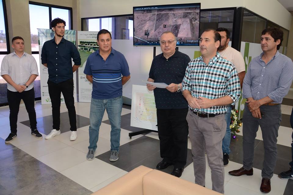 SAN VICENTE: Entregaron certificados a graduados del curso "Redes de distribución eléctrica" 6