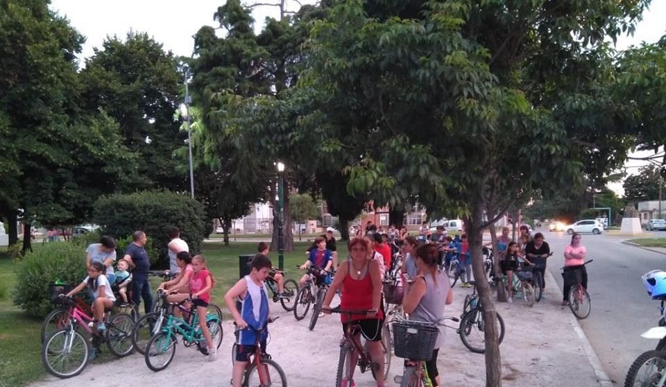 BRANDSEN: Comenzaron las bicicleteadas nocturnas en la ciudad 4