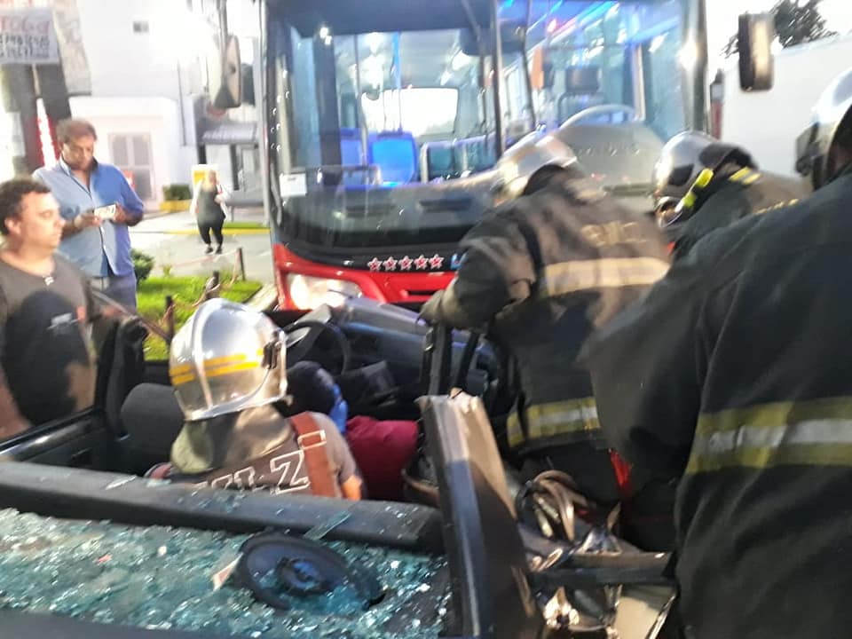 Lomas de Zamora: Choque frontal entre un auto y un colectivo en Banfield Oeste 12