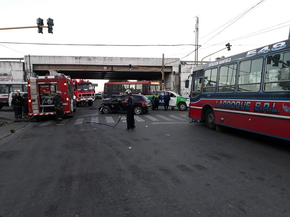 Lomas de Zamora: Choque frontal entre un auto y un colectivo en Banfield Oeste 13