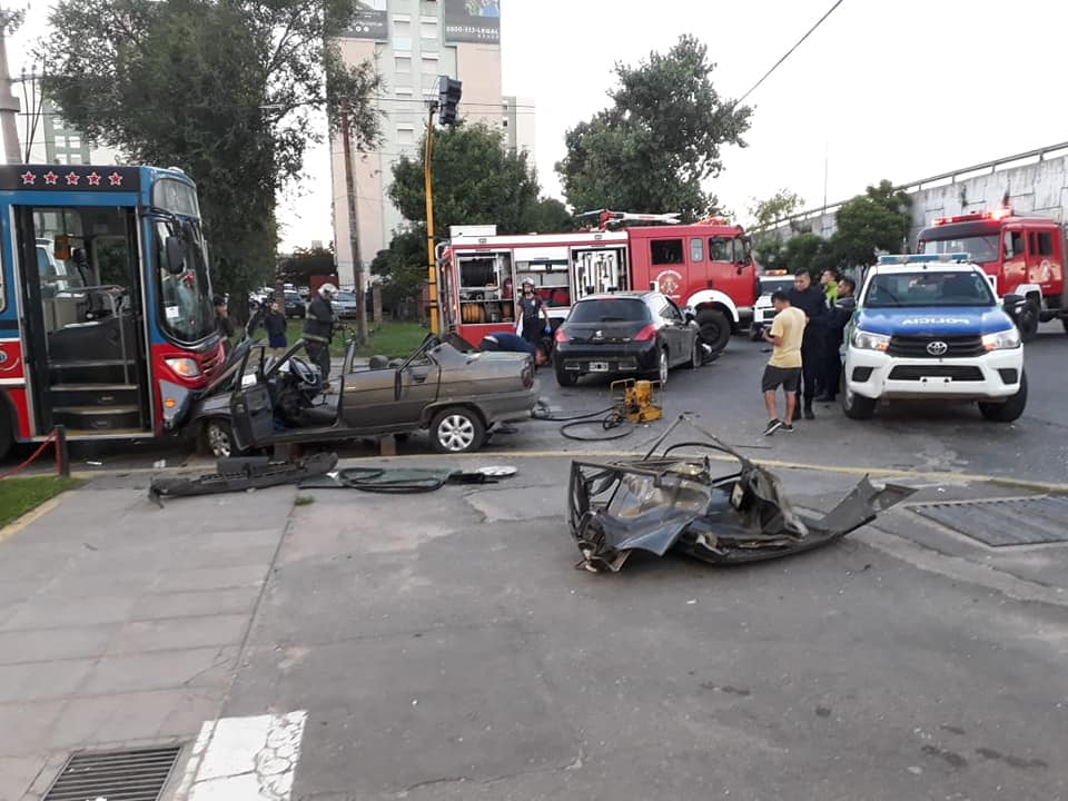 Lomas de Zamora: Choque frontal entre un auto y un colectivo en Banfield Oeste 11