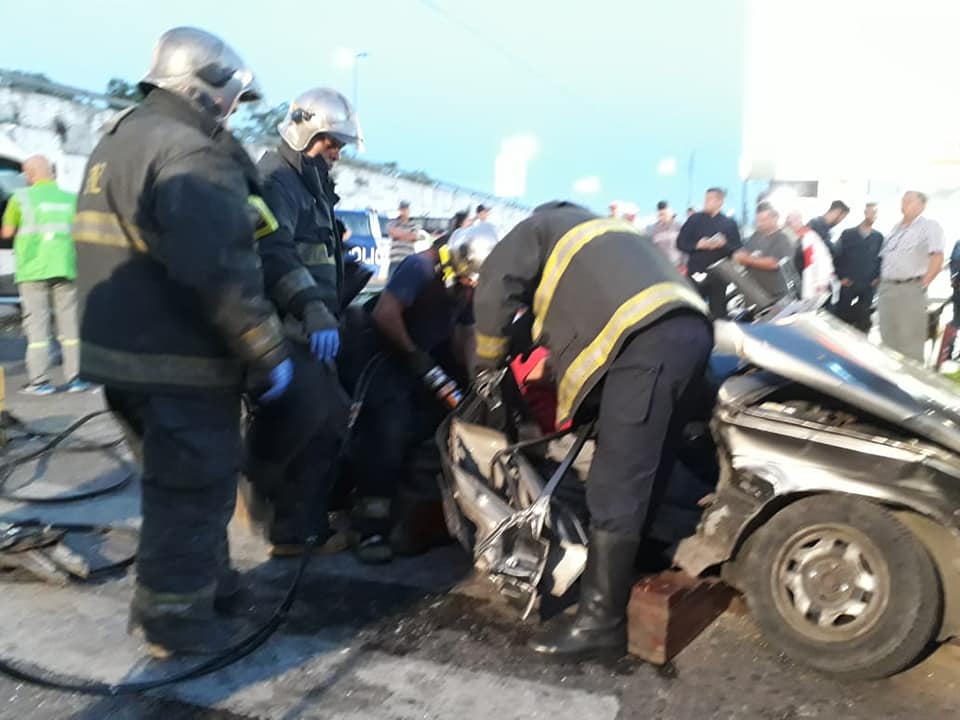 Lomas de Zamora: Choque frontal entre un auto y un colectivo en Banfield Oeste 10
