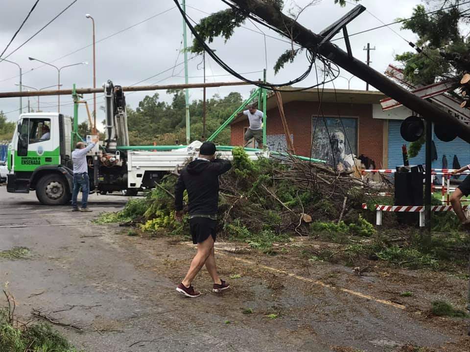 ENSENADA: Luego del temporal, el intendente salió a limpiar las calles de la ciudad 4