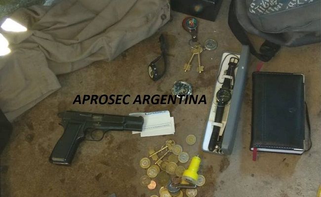 ADROGUÉ: Tres ladrones armados le robaron a un bombero y se fugaron en su auto 7