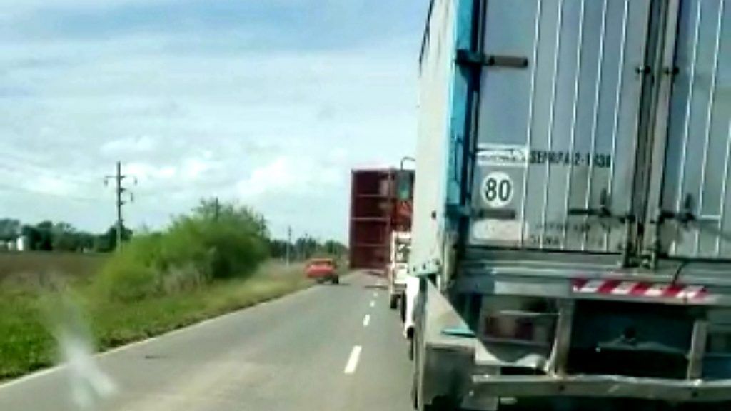 Peligro en ruta 210 por un camión que ocupa los dos carriles 4
