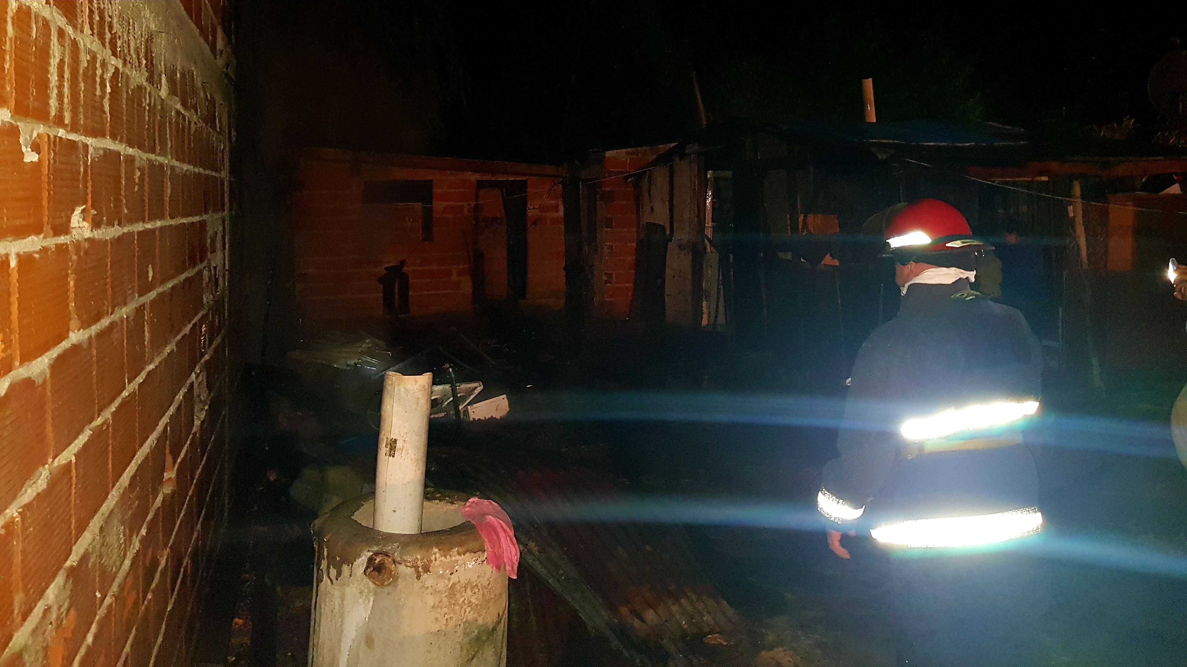 BRANDSEN: El fuego arrasó con una vivienda del barrio Santa Isabel 6
