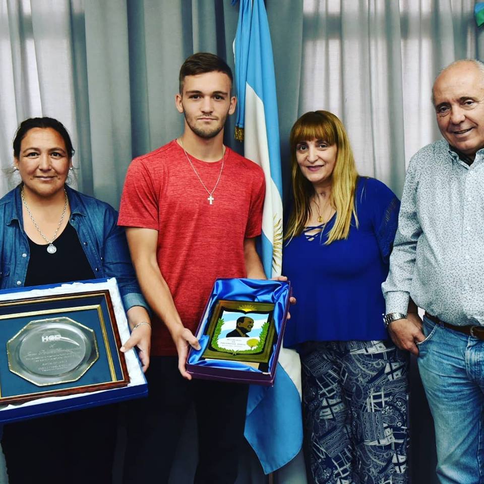 GUERNICA: El Intendente Regueiro recibió al joven futbolista Juan Krilanovich 7
