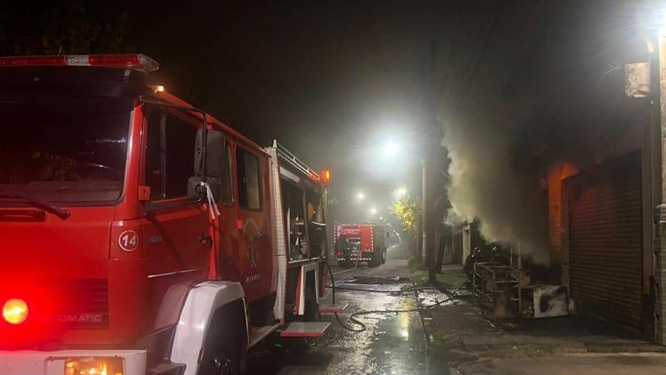 Lomas de Zamora: un incendio destruyó una panadería y un garage 7