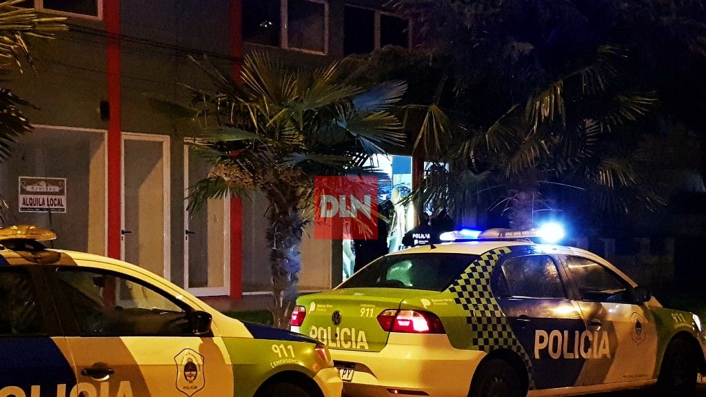 BRANDSEN: Delincuentes rompieron la vidriera y robaron en una tienda de ropa 6