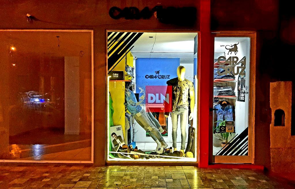 BRANDSEN: Delincuentes rompieron la vidriera y robaron en una tienda de ropa 7