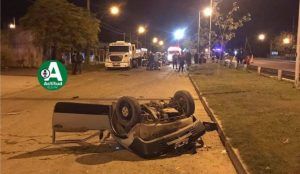 MONTE: Un auto se partió al medio al chocar con un camión estacionado 6