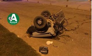 MONTE: Un auto se partió al medio al chocar con un camión estacionado 7