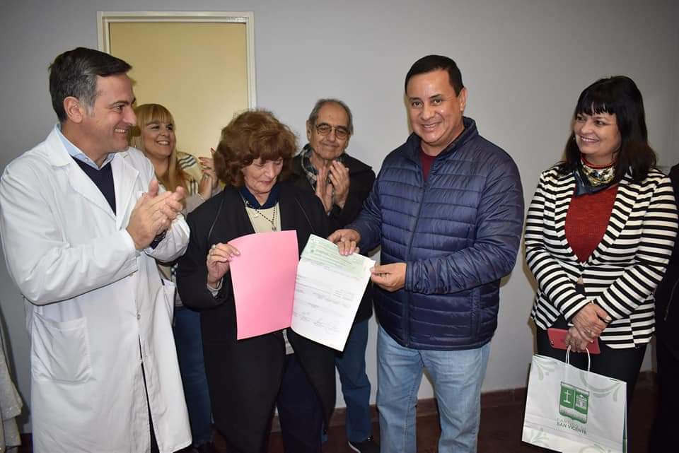 El Intendente de San Vicente hizo entrega a la Cooperadora del hospital un cheque por $450.000 6
