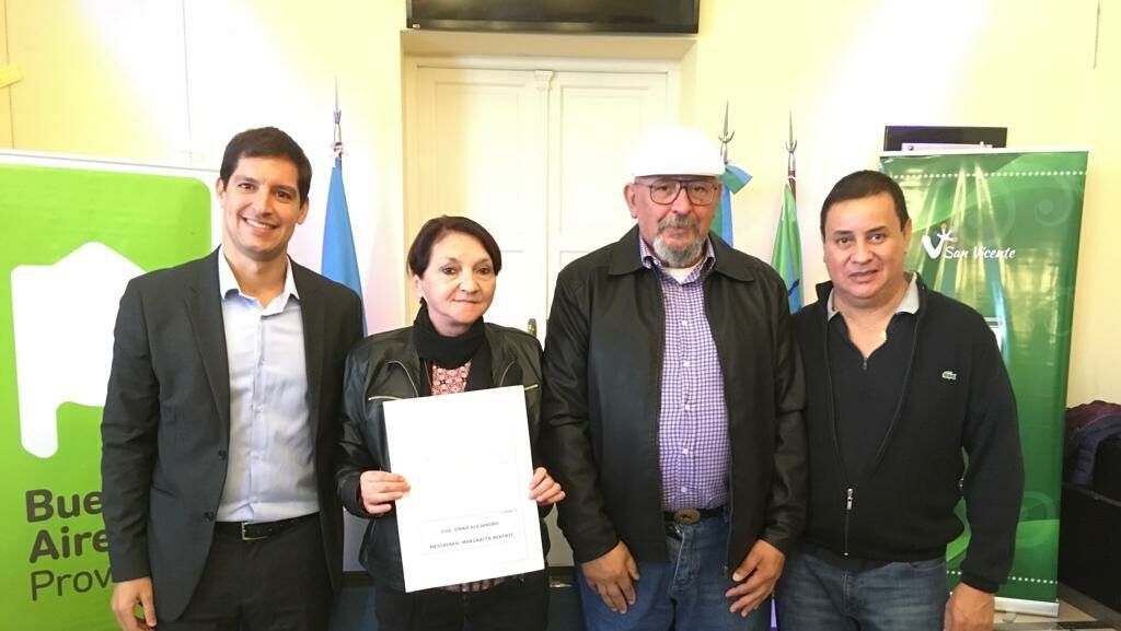 San Vicente: Mauricio Gomez realizó entrega de escrituras a vecinos del distrito 4