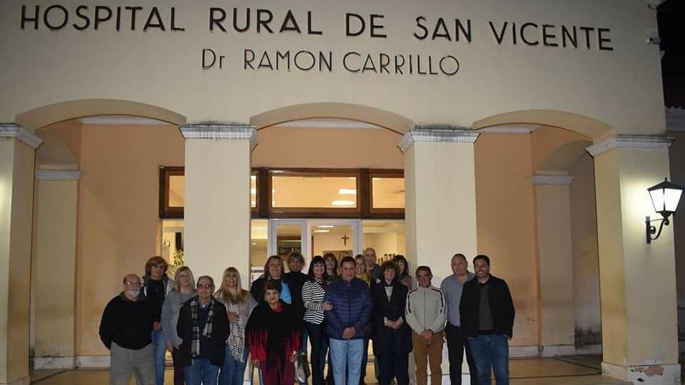 El Intendente de San Vicente hizo entrega a la Cooperadora del hospital un cheque por $450.000 7
