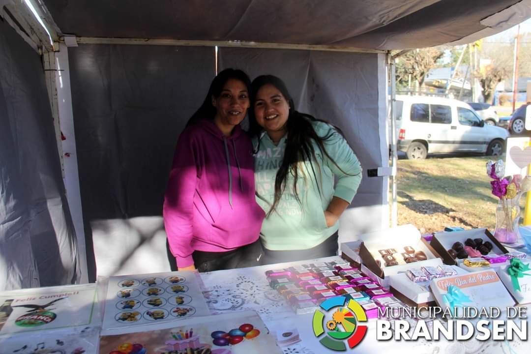 BRANDSEN: Cientos de vecinos disfrutaron de la feria de Artesanos y Emprendedores 10