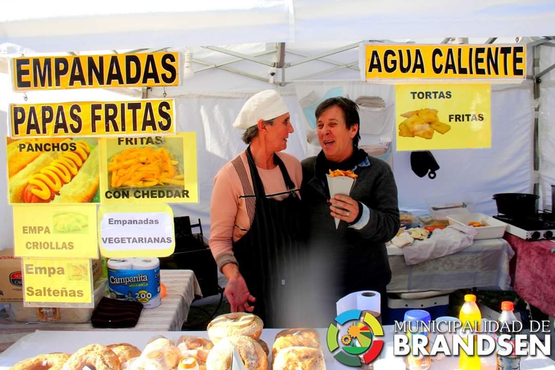BRANDSEN: Cientos de vecinos disfrutaron de la feria de Artesanos y Emprendedores 9