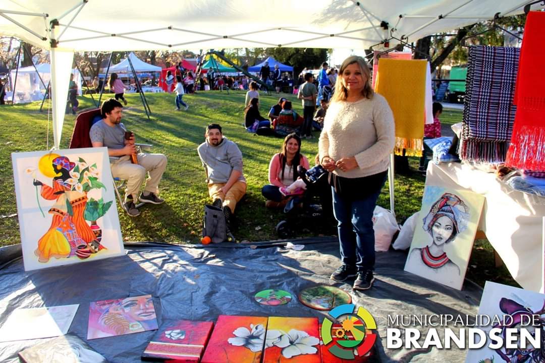 BRANDSEN: Cientos de vecinos disfrutaron de la feria de Artesanos y Emprendedores 8