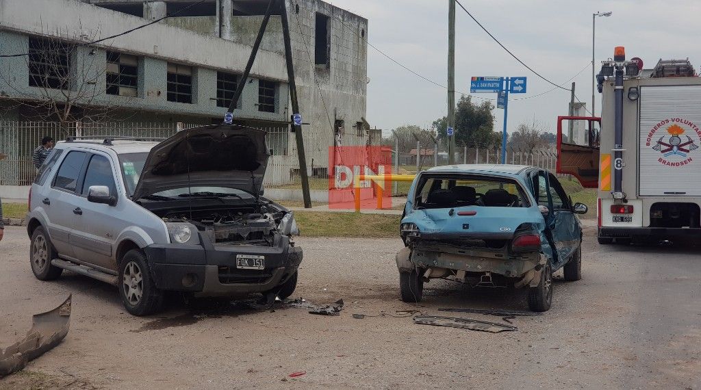 BRANDSEN: Fuerte choque entre dos vehículos en ruta 210 6
