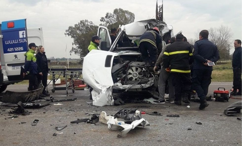 RUTA 2: Impactante choque entre una combi y un camión 4