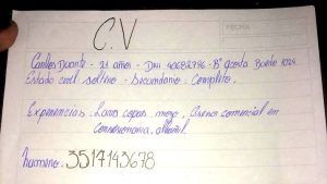 Ascendieron al joven que fue viral por presentar su CV escrito a mano 4