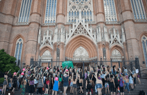 “El violador eres tú”: jóvenes de La Plata se sumaron a la intervención feminista que recorre el mundo 4