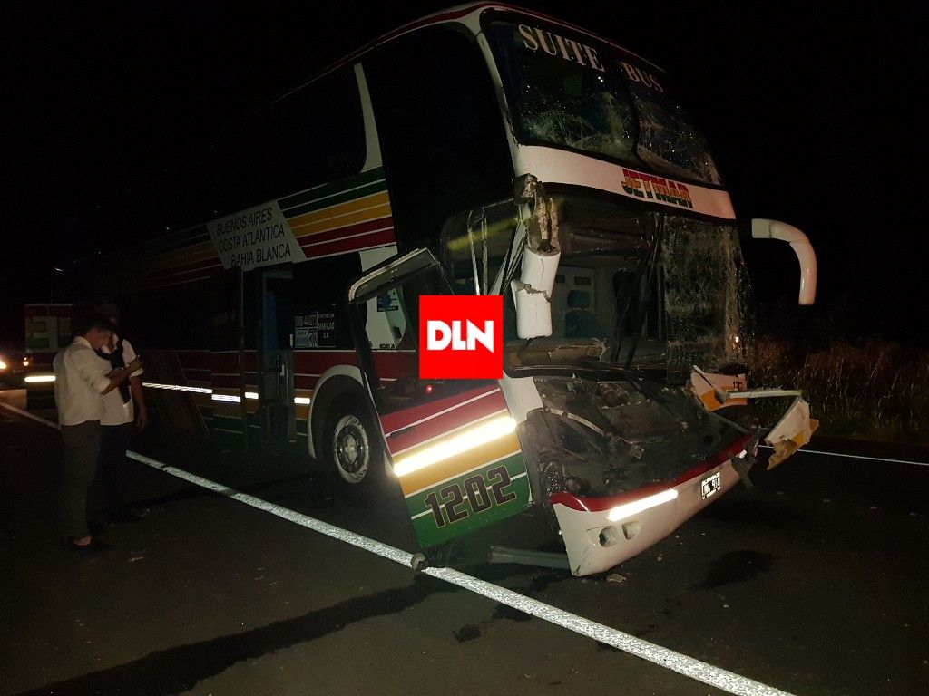 BRANDSEN: Grave accidente entre un micro de larga distancia y un camión en ruta 215 9