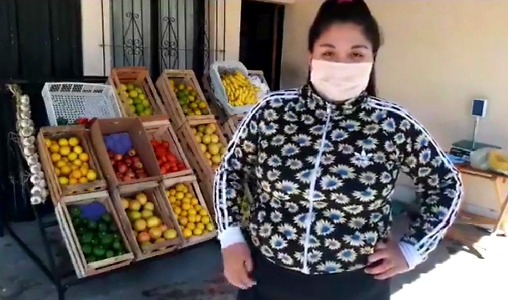 Una joven cobró el bono de $10.000 y puso una verdulería para ayudar a ...