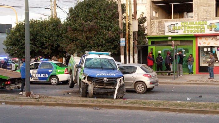 Un patrullero protagonizó un impactante accidente en La Plata 2