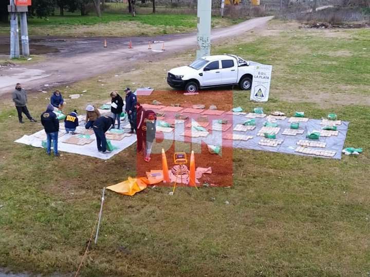 BRANDSEN: Escapó de la policía, volcó y llevaba más de 600 kilos de droga 3