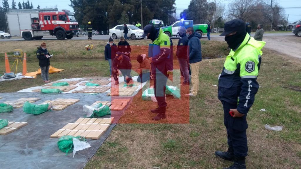 BRANDSEN: Escapó de la policía, volcó y llevaba más de 600 kilos de droga 2