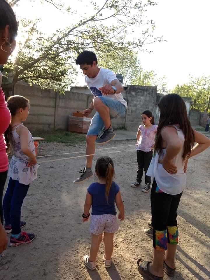 Brandsen: jóvenes solidarios recolectan juguetes para el día del niño 2