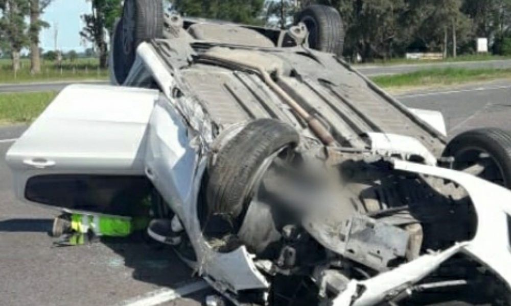 BRANDSEN: Dos heridos tras volcar un auto en la ruta 2 | DLN