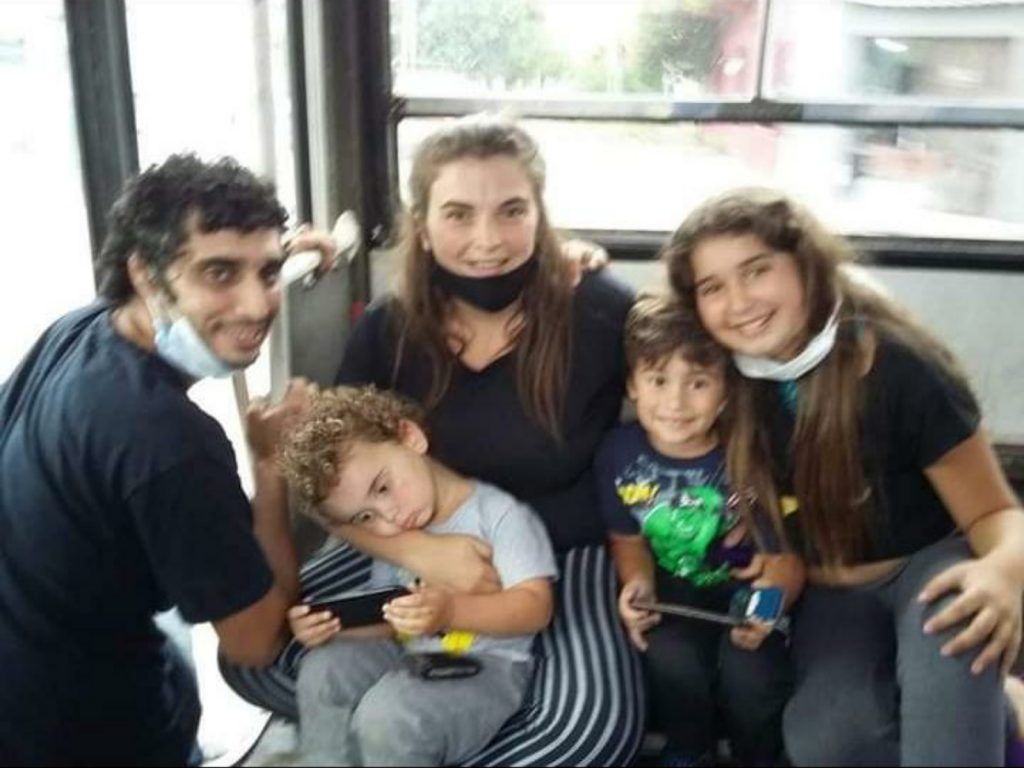 Una familia de Brandsen compró un micro y lo están remodelando para recorrer América 2