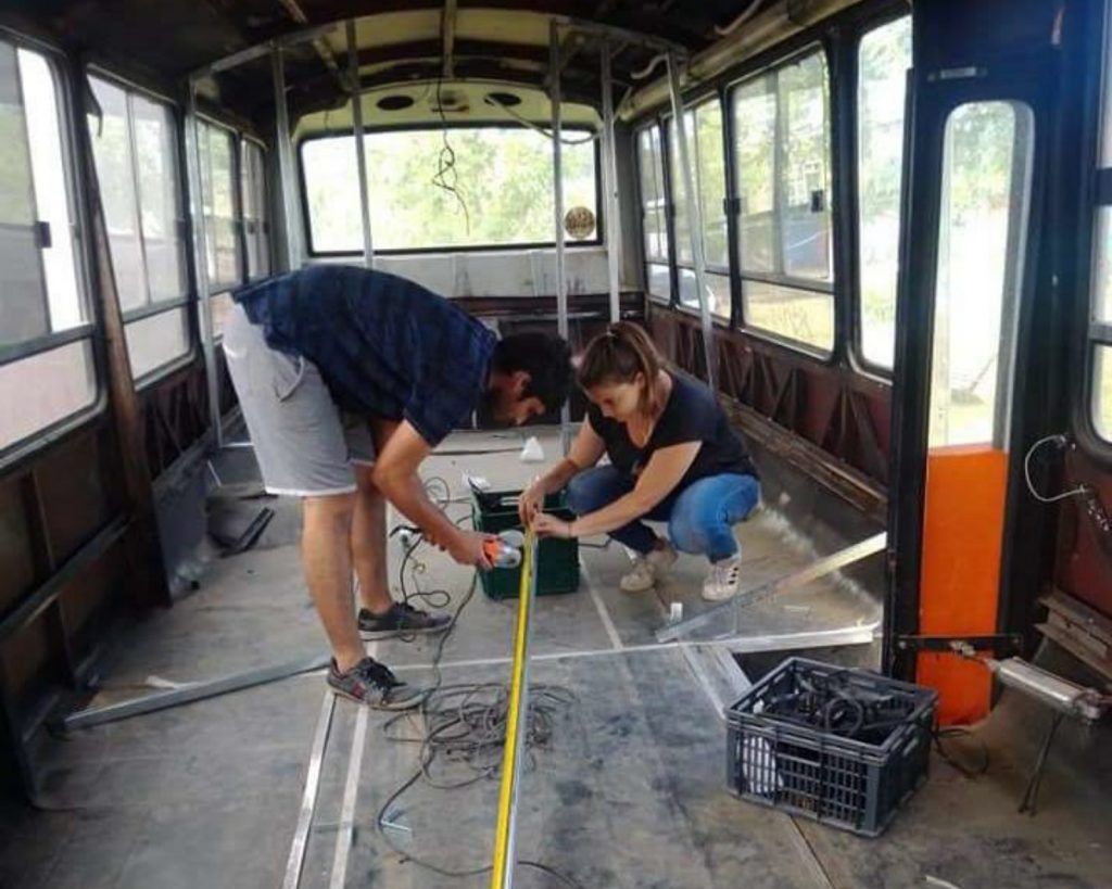 Una familia de Brandsen compró un micro y lo están remodelando para recorrer América 4
