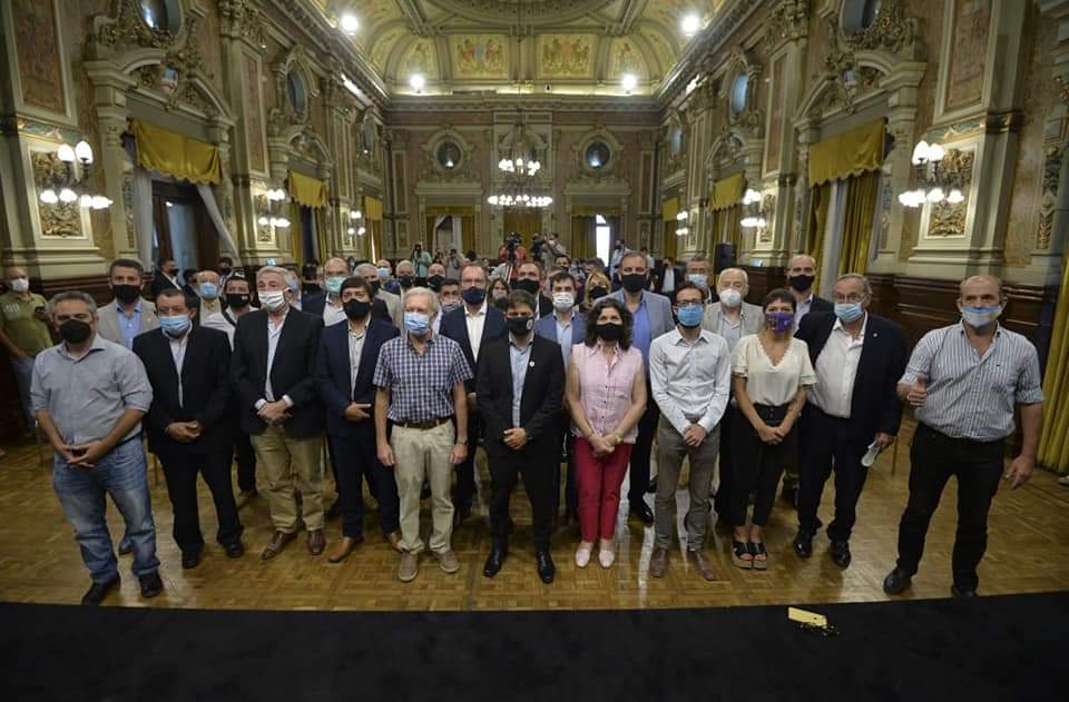 Ranchos: Álvarez participó del acto de firma de convenio para la construcción de 39 viviendas 2