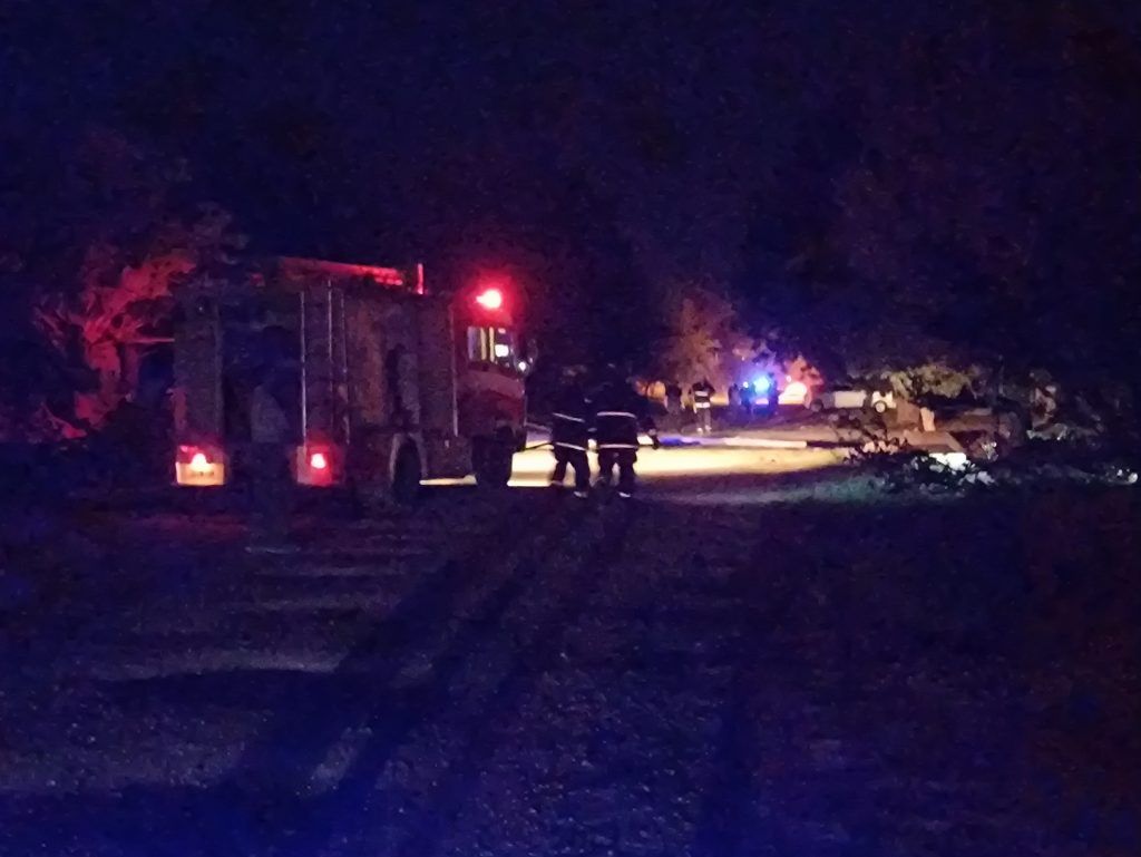 BRANDSEN: Un camión enganchó cables, tiró postes y dejó varias cuadras sin luz 2